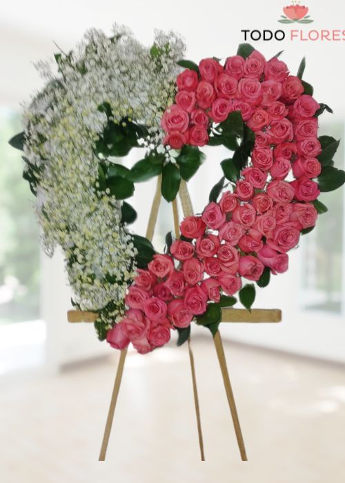 Esta corona presenta una exquisita selección de rosas ,y yicso que honran la memoria de los seres queridos  que han partido para siempre. incluye envio